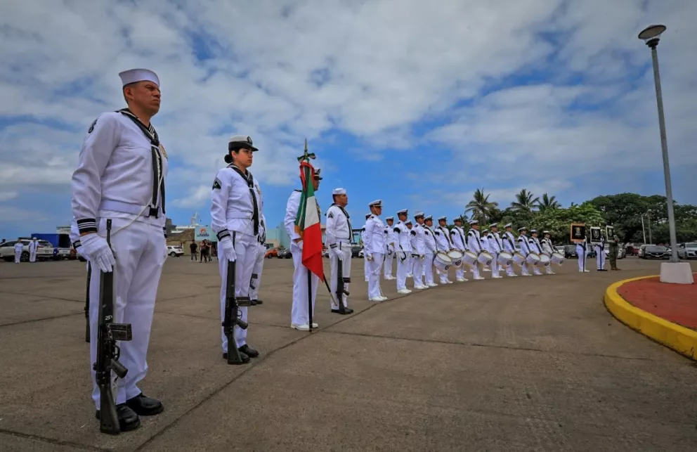 En Mazatlán autoridades del gobierno del estado de Sinaloa conmemoran el Día de la Marina