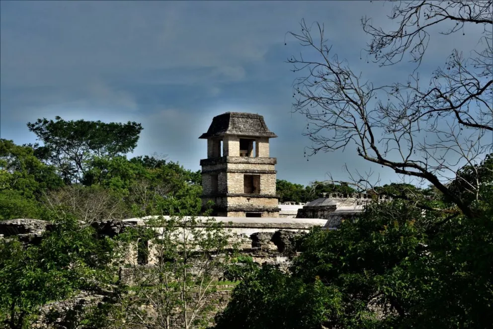 La cubierta del Palacio de Palenque estuvo pintada en color rojo, confirman restauradores. Fotos Mauricio Marat INAH