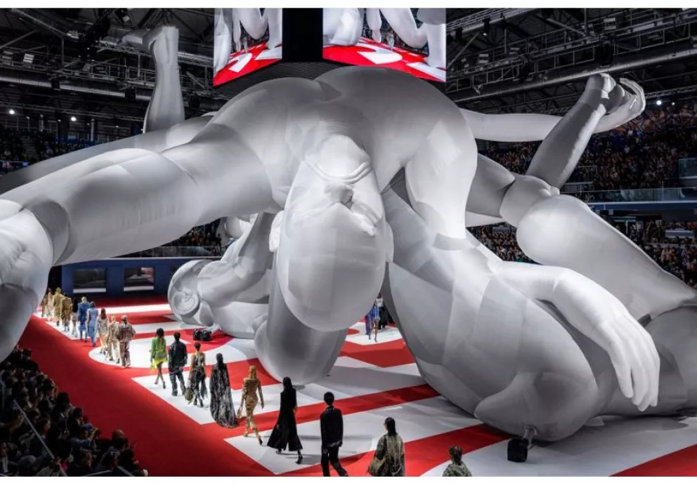 La escultura inflable más grande del mundo se pasea en Milán.