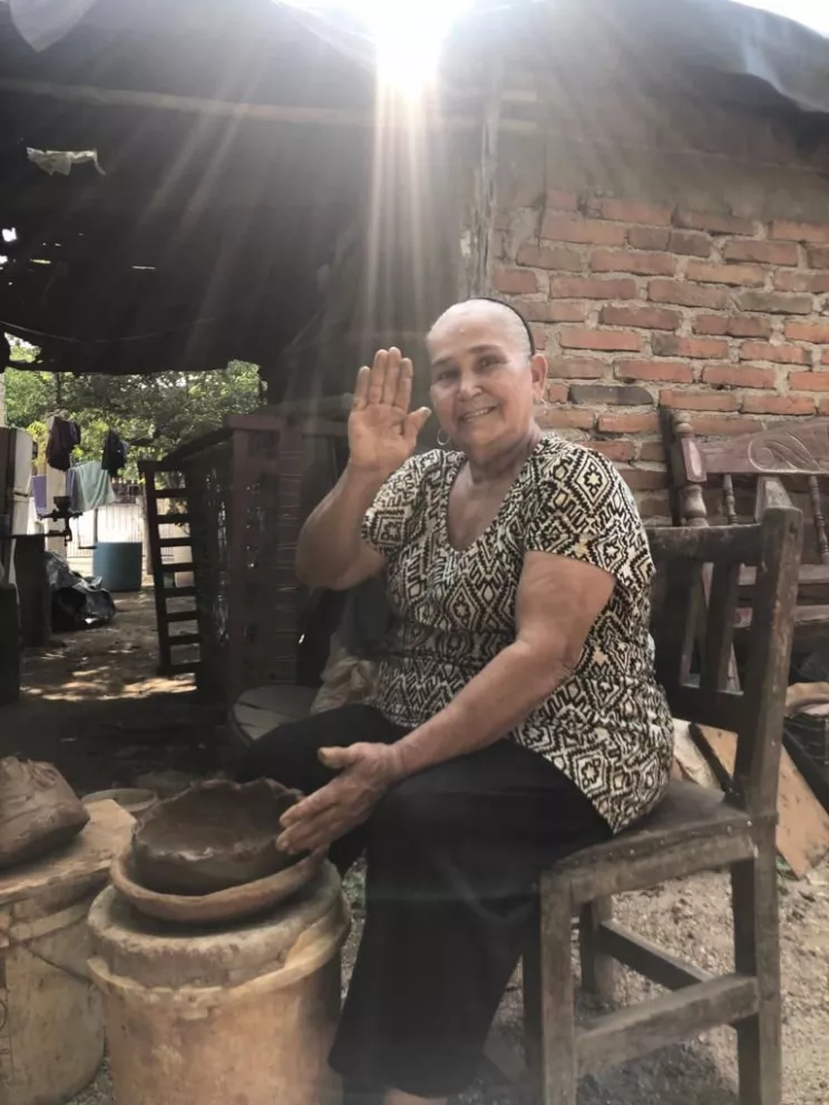 Doña Julia es una alfarera originaria de El Valle de Arriba, Mocorito, quien hizo de su arte un negocio y lucha por preservar este oficio lleno de tradición y cultura. Fotos: Ayuntamiento de Mocorito