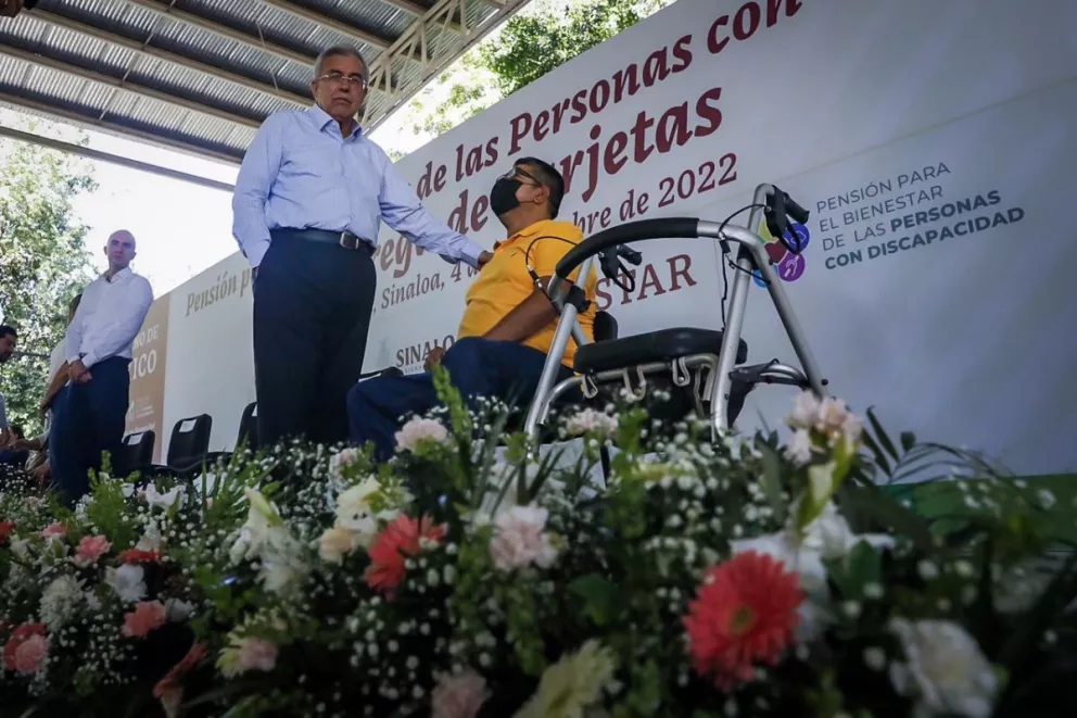 Cumple Rubén Rocha y entrega tarjetas de Pensión para el Bienestar a personas con discapacidad.
