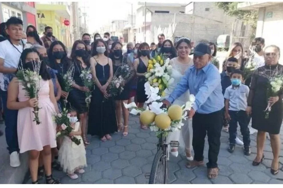 Padre decora su bicicleta con flores y globos para llevar a su hija a su boda.