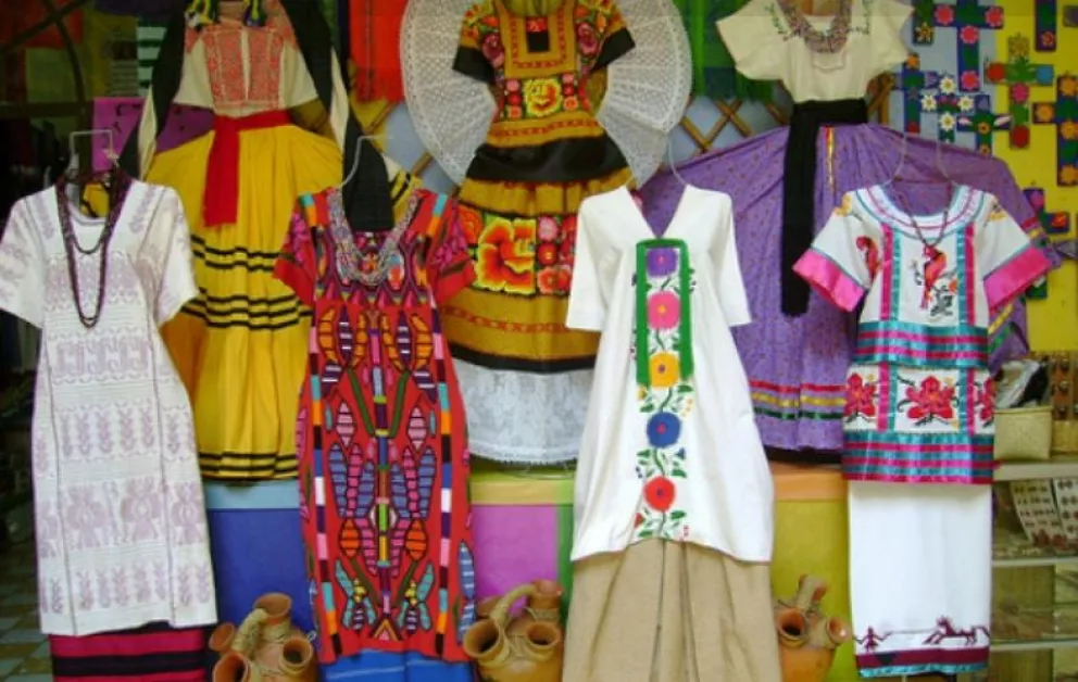 La vestimenta normal de una mujer zapoteca es el hupil. El huipil es la vestimenta femenina zapoteca más tradicional, generalmente hecha de terciopelo y algodón.