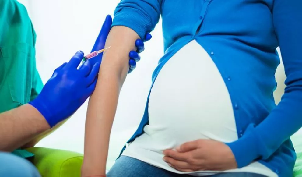 Mujeres embarazadas pueden pasar anticuerpos COVID a sus bebés