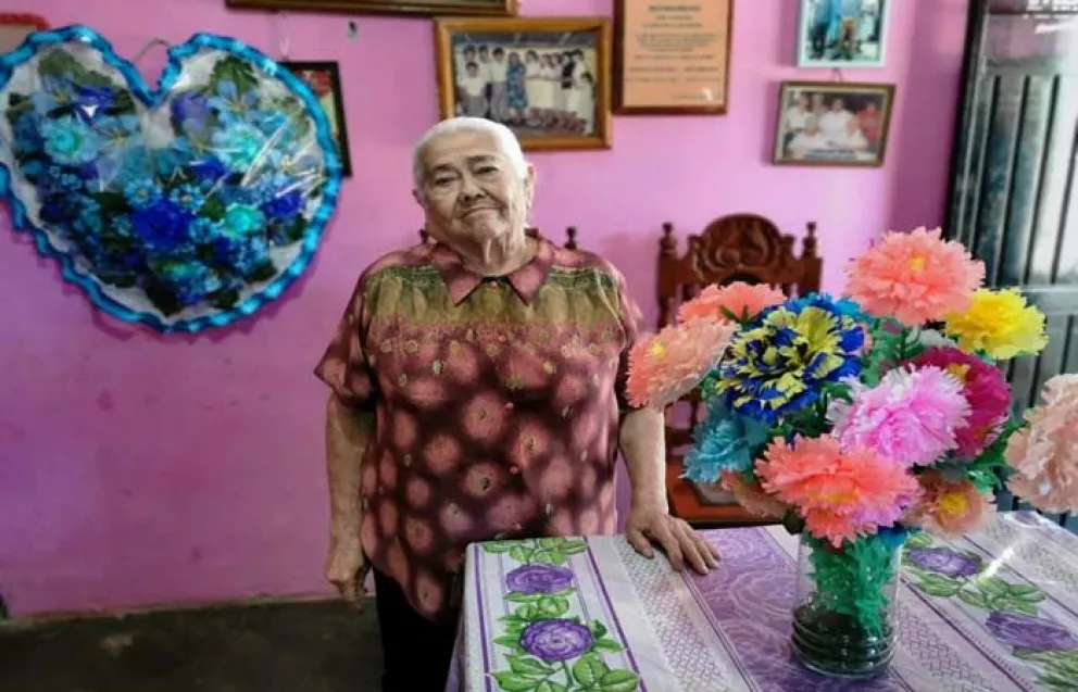 VIDEO: Doña Tina, honrando a los muertos mantuvo vivos a sus 10 hijos