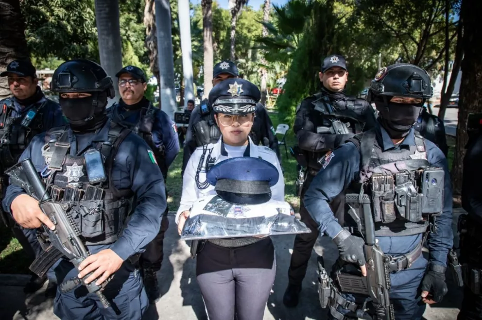Gobierno de Culiacán, entrega chalecos antibalas, equipo táctico y uniformes a policías.