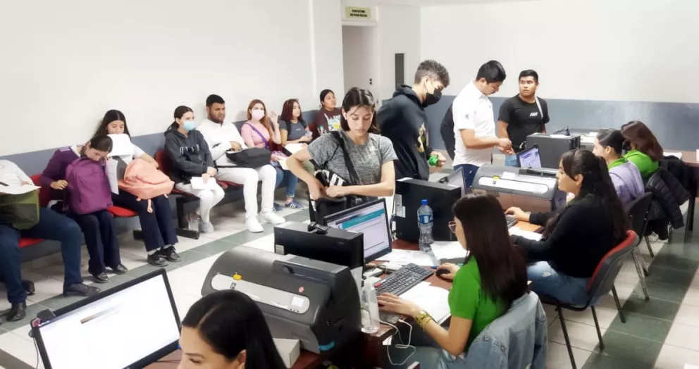 Gobierno de Sinaloa llama a estudiantes de preparatoria y universidad para que renueven tarjetas de descuento en transporte.