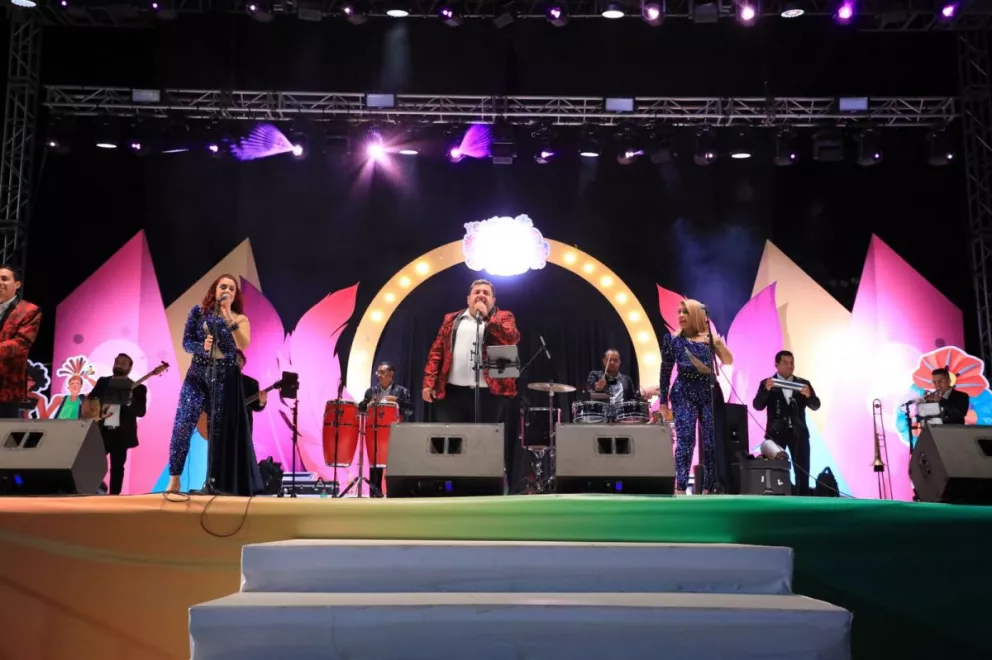 La Original Sonora Dinamita de Lucho Argain puso a todos a bailar en la fiesta de Carnavales del Mundo Revive la Alegría Mocorito 2023. 