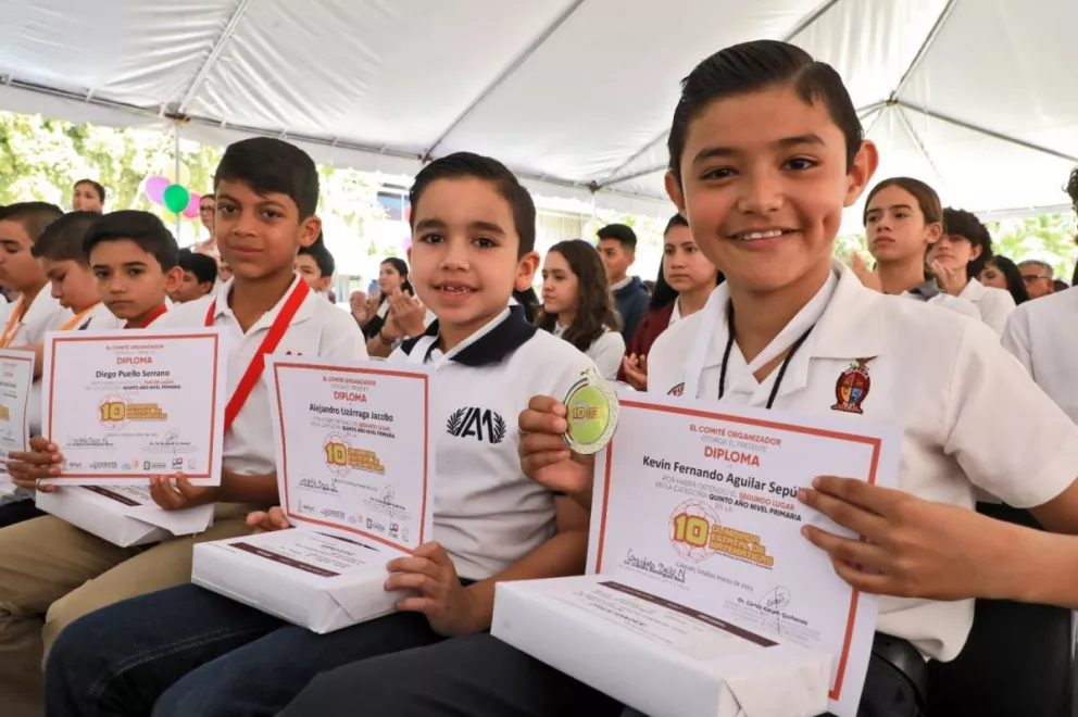 Gobierno de Sinaloa entrega reconocimientos a ganadores de la 10ma Olimpiada Estatal de Matemáticas.