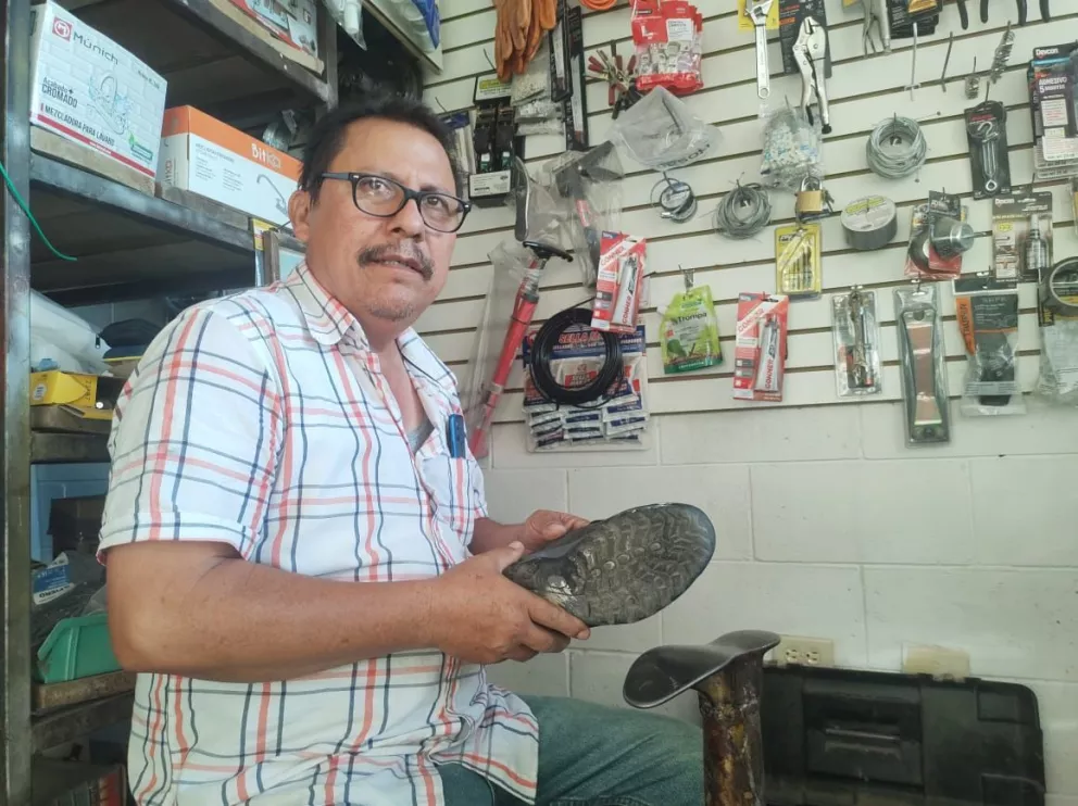 Noel tiene su negocio de ferretería, reparación de calzado y realiza duplicados de llaves sobre la calle Hacienda del Valle, esquina con avenida de las Fuentes.