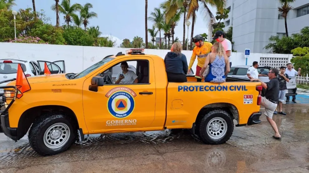 Protección Civil Estatal realiza actividades de rescate y apoyo a ciudadanos de la zona sur del estado de Sinaloa debido a las fuertes lluvias