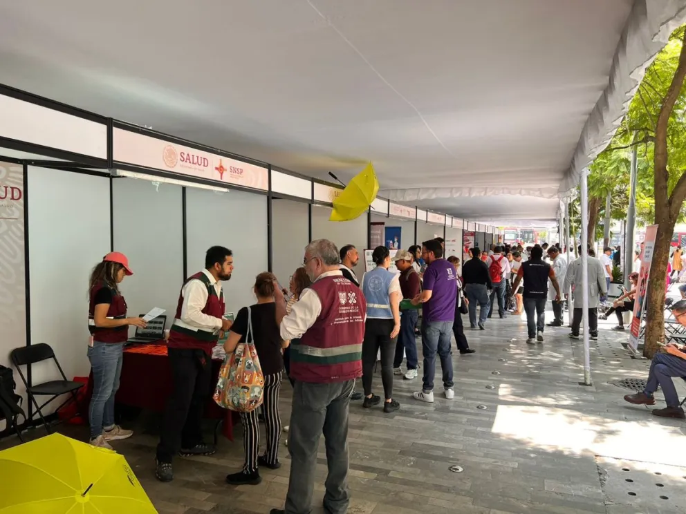 Personal de la Feria de la Salud de la CDMX atendiendo a la población. 