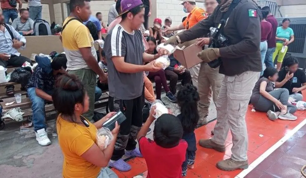 México pone a salvo a migrantes de África, Asia y Sudamérica que estaban retenidos en una casa de seguridad en Sonora.