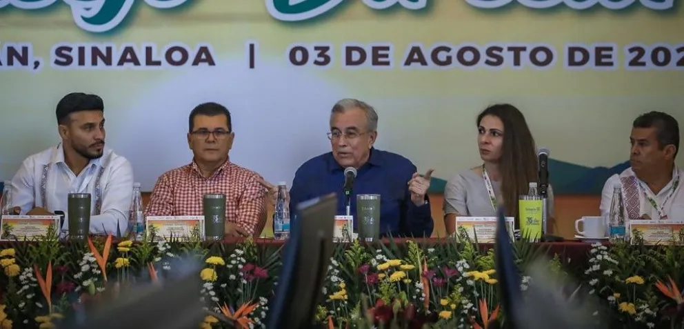 El gobernador de Sinaloa, Rubén Rocha Moya, revela las obras deportivas que están en proceso en el Estado. Foto: Cortesía