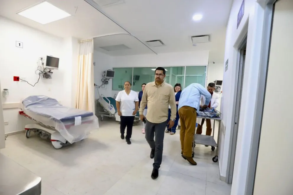 El secretario de Salud y director general de los Servicios de Salud de Sinaloa, Cuitláhuac González, recorrió el Hospital Integral del Valle de El Carrizo. Foto: Cortesía