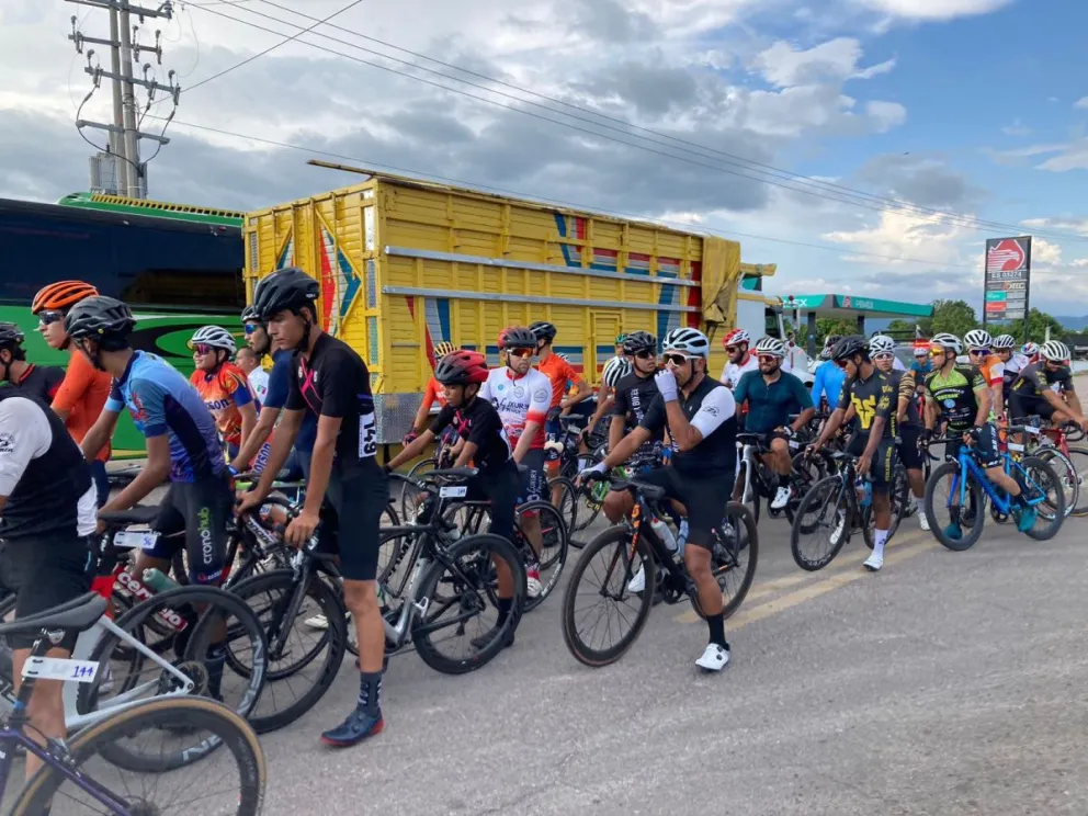 Más de 200 ciclistas participaron en el trayecto de los 80 kilómetros en Escuinapa.