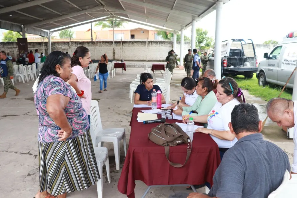 Decenas de personas reciben atención médica en Escuinapa.