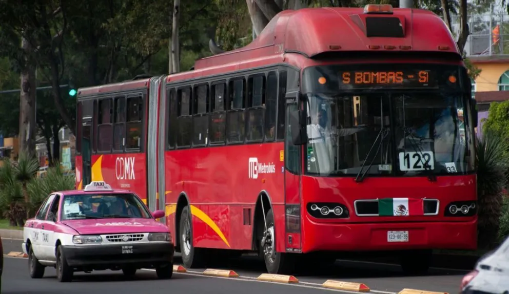 Líneas del Metrobús de la CDMX tendrán cambios de rutas y horarios este 15 y 16 de septiembre por las fiestas patrias. Foto: Cortesía