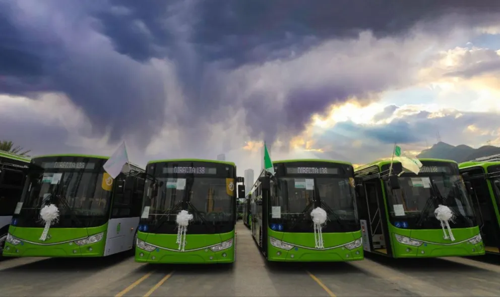 Con la entrega de 250 nuevas unidades, Nuevo León ya tiene mil camiones ecológicos. Foto: Cortesía