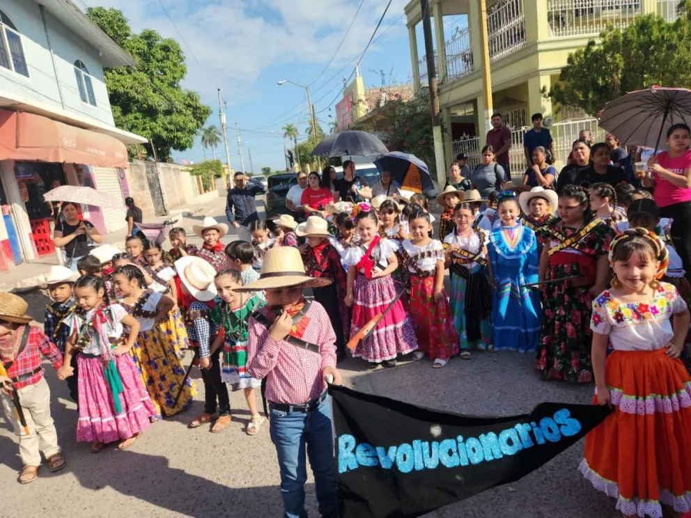 Gran colorido y participación en el desfile revolucionario de Villa Juárez
