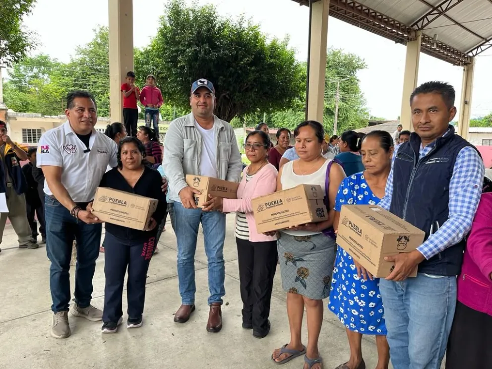 En 9 municipios de Puebla se entregó leche a las familias. Foto: Cortesía