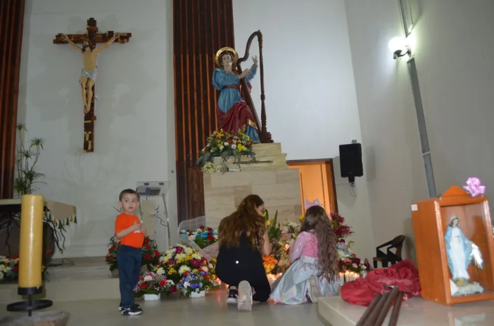 Cientos de personas de todas las edades se reunieron en el templo construido en honor a Santa Cecilia, que se ubica en la colonia Rafael Buelna, en Culiacán. Fotos: Juan Madrigal