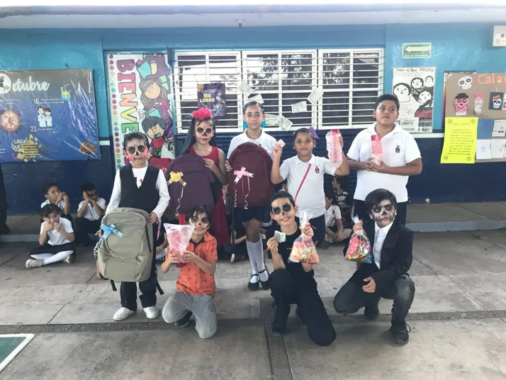 Premian a los niños y niñas que ganaron el concurso de calaveritas literarias en la escuela primaria “María Rubén Aguirre Ulloa” en Culiacán.