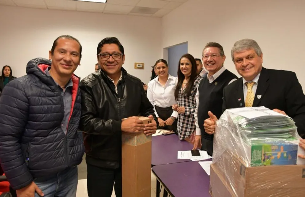 Gobierno del Estado de Chihuahua, apoya a escuela cin equipos de robótica. Foto: Cortesía
