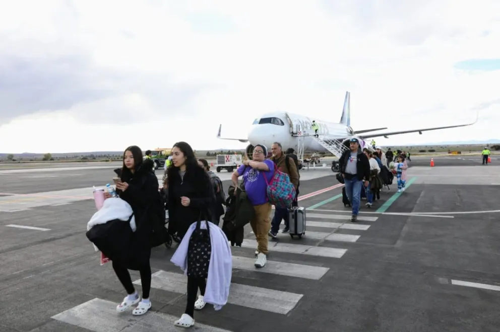 Dan la bienvenida a los pasajeros en el Aeropuerto Internacional Leobardo C. Ruiz, en Calera, Zacatecas, como parte de este operativo. Foto: Cortesía