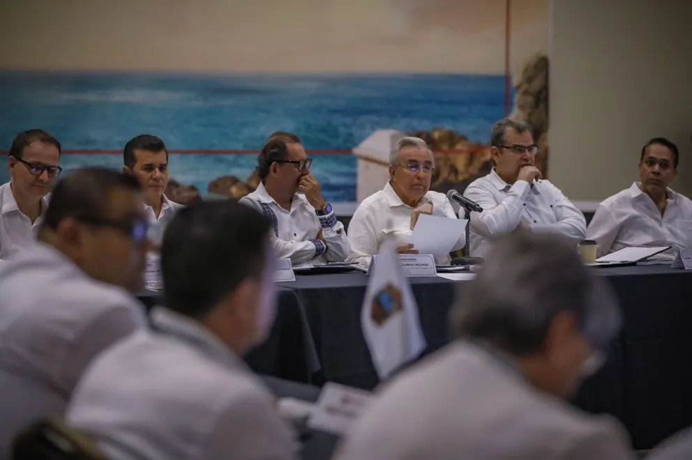 El mandatario estatal inauguró la 52 Reunión Nacional de Funcionarios Fiscales que congregó en Mazatlán a servidores públicos del área de todo el país.