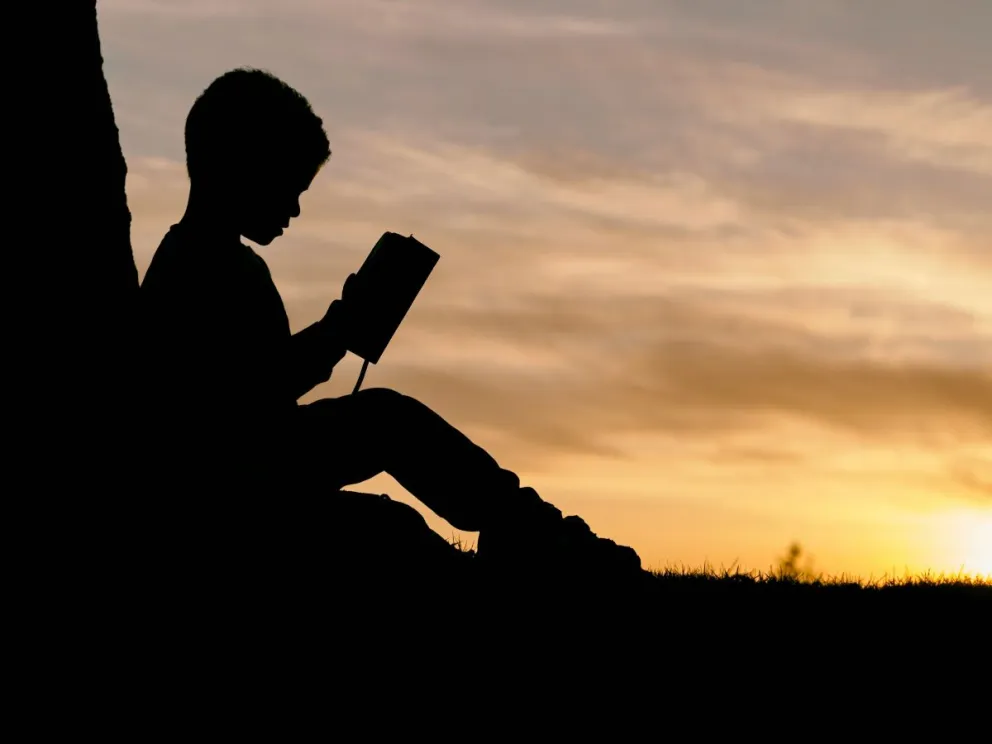 Niño leyendo. Foto:  Aaron Burden