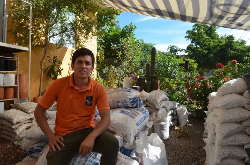 Moisés Beltrán Armenta, es un joven que le apasiona su labor, todos los días trabaja arduamente para que negocio prospere con la venta de productos que embellecen las viviendas o comercios. Foto: Juan Madrigal