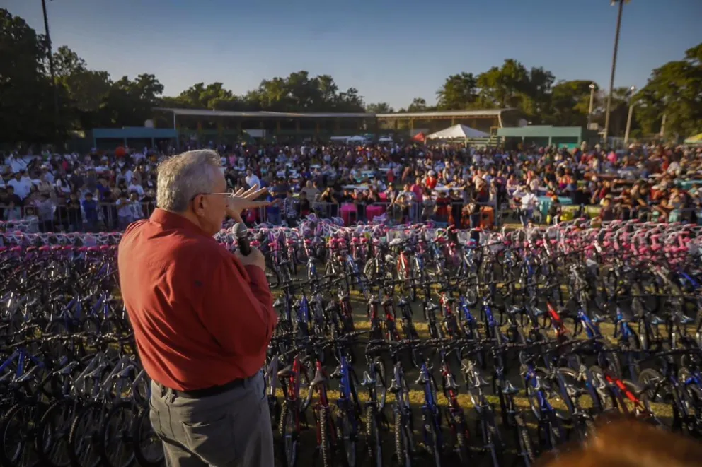 Un total de 3 mil bicicletas recibieron niños de Mocorito durante fiesta navideña