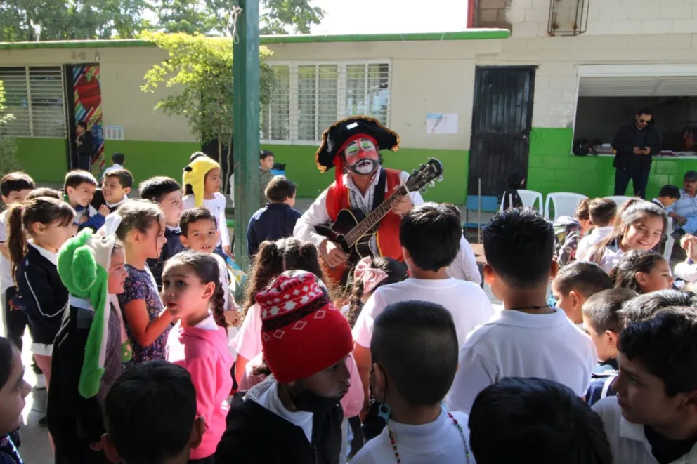 El Canta Cuentos, el Pirata Barbajuan, encantó a los niños y niñas durante su participación en la Jornada Cultural en Culiacán.