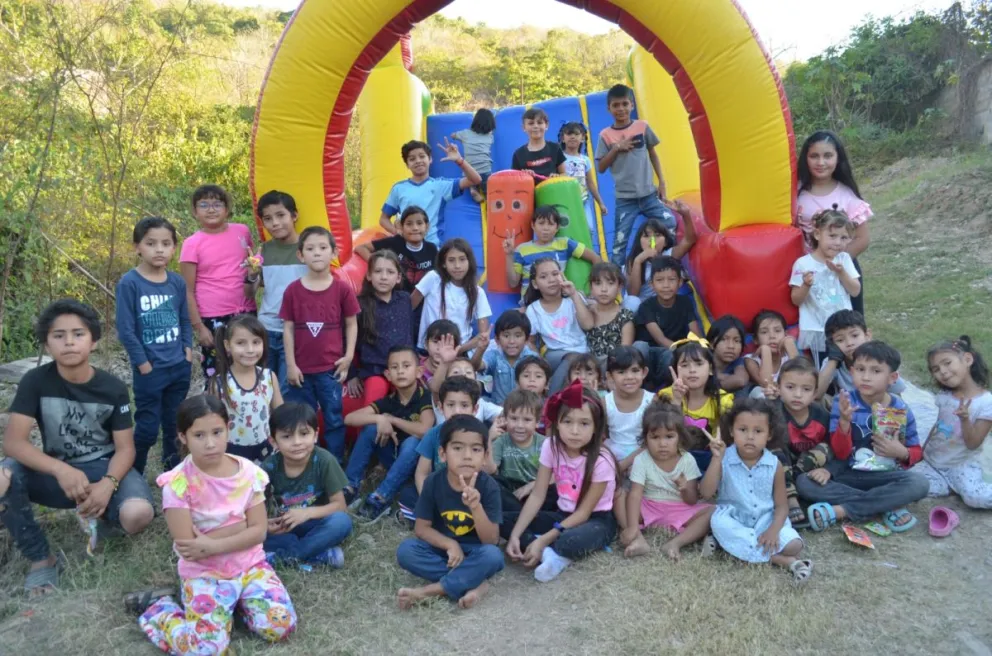 Los niños y niñas saltaron hasta que se cansaron en el brincolín y le pegaron a las piñatas. Fotos: Juan Madrigal