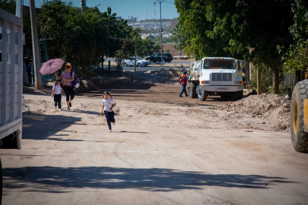 Los vecinos de la colonia Huizaches están muy contentos por la pavimentación de calles de su sector.