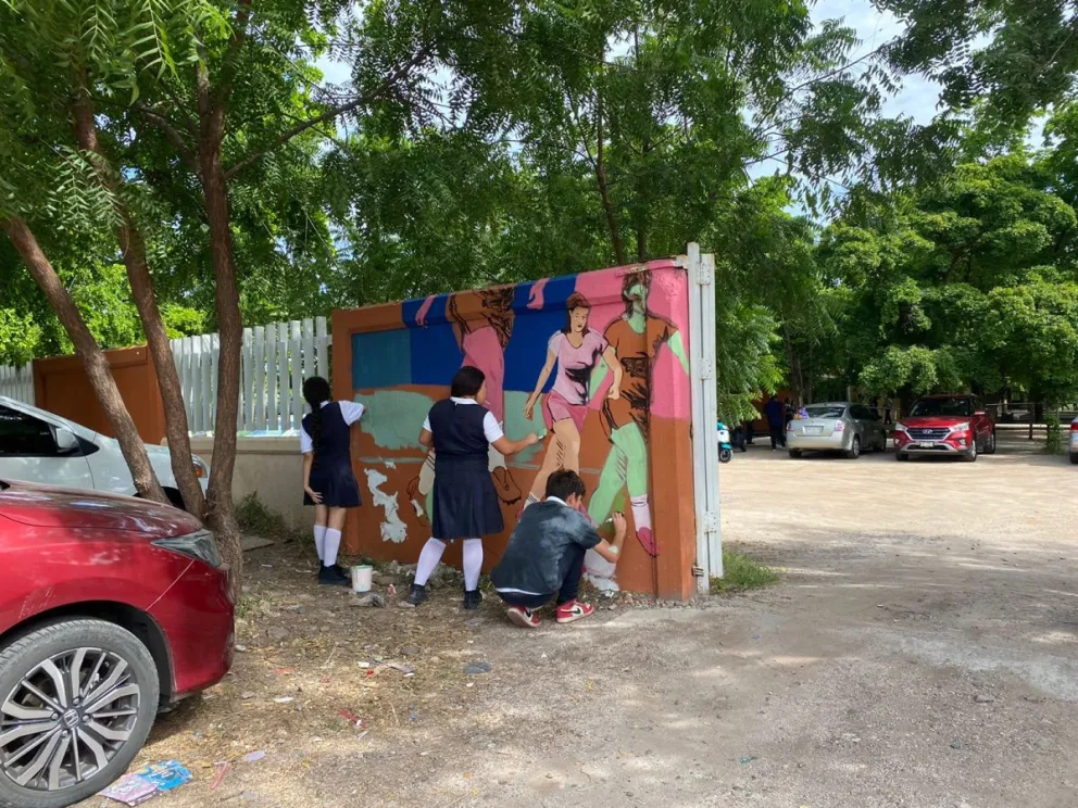 Los estudiantes, en coordinación con el artista urbano Taqhero, crearon la obra que embellece a la entrada principal de la escuela secundaria que se ubica en la colonia Emiliano Zapata en Culiacán.