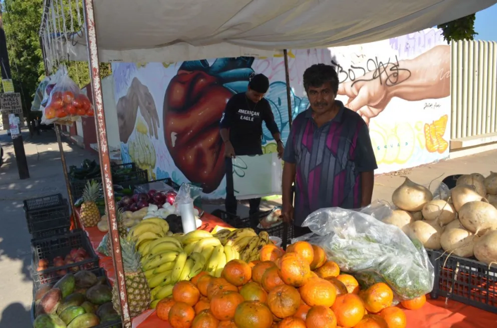 José Ángel, todos los días vende la fruta y verdura de 8:00 A.M. a 3:00 P.M. en la esquina de Francisco Ramírez y Eulogio Parra en la colonia 21 de Marzo. (Centro de Barrio). Fotos: Juan Madrigal