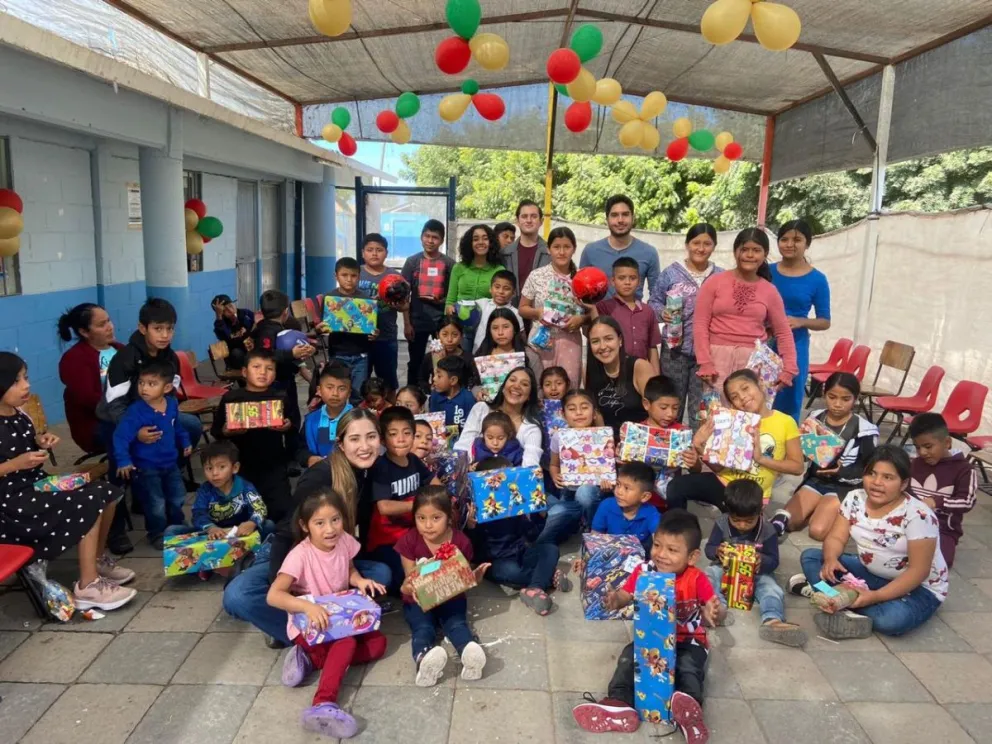 Momentos felices vivieron los niños del Campo Pantulis con fiesta y regalos de estudiantes