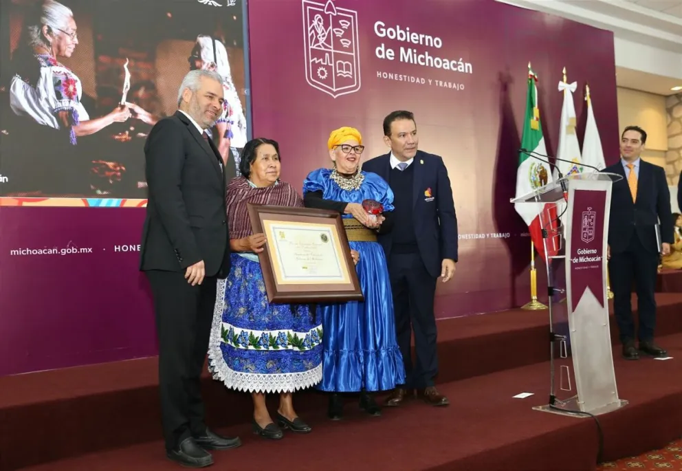 Cocineras tradicionales de Michoacán reciben premio internacional Excelencias Gourmet