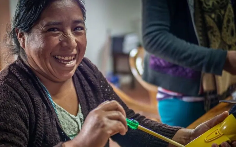 Rosenda fabrica su propia lámpara portátil. Foto Cassie Piccolo | Barefoot College International