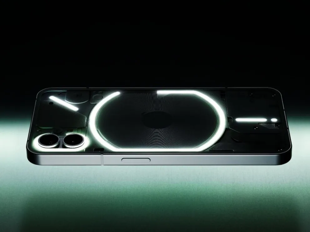 El Nothing Phone (1) con diseño transparente y luces LED tiene rebaja en Amazon. Foto: Cortesía