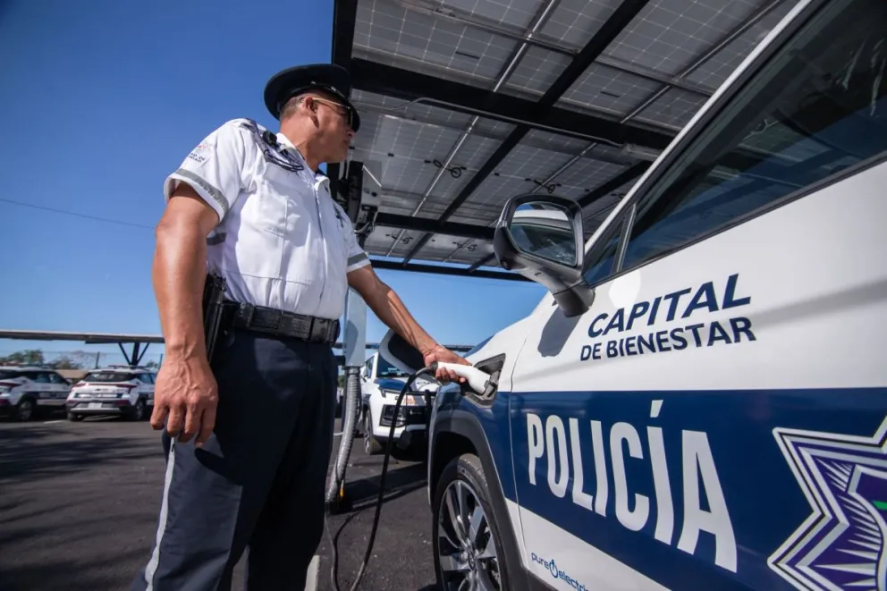 Gobierno de Culiacán entrega 30 patrullas eléctricas y equipamiento táctico a la SSPyTM.
