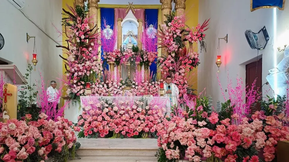 Así le cantaron las mañanitas a la Virgen de Quila en su día; la llenan de flores rosas.