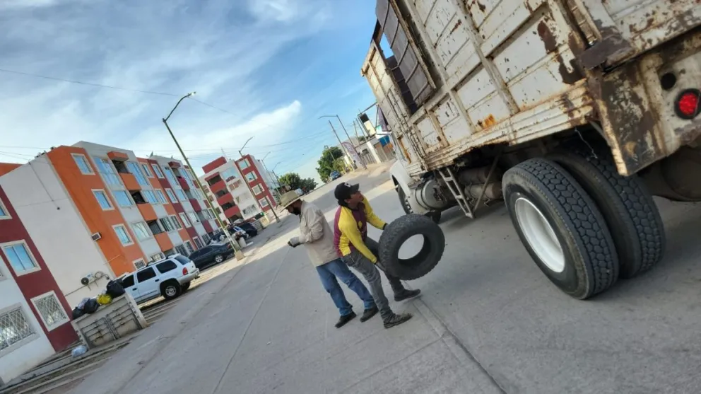 El Ayuntamiento, a través de la Dirección de Salud Municipal y la Dirección de Limpia, Recolección, Tratamiento y Disposición Final de Residuos, continúa promoviendo actividades de descacharrización en diferentes zonas de Culiacán.