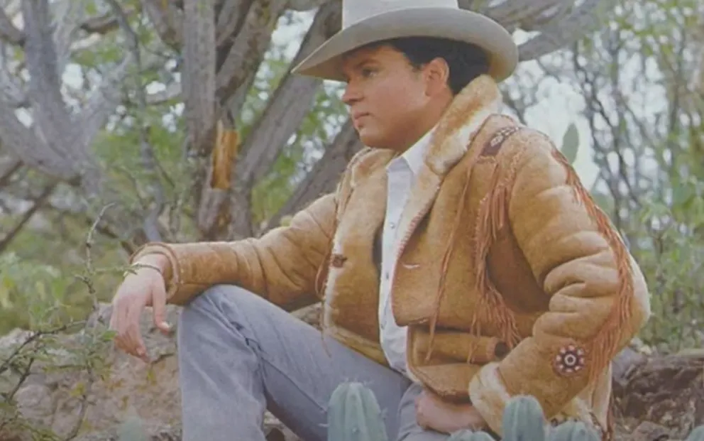 El cantante Pepe Aguilar en su juventud cuando protagonizó la película El Hijo de Lamberto Quintero.