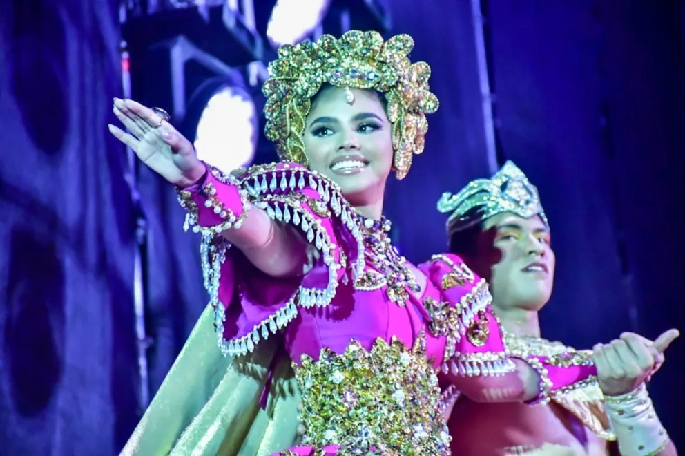Carolina III es coronada como Reina del Carnaval Internacional de Mazatlán.