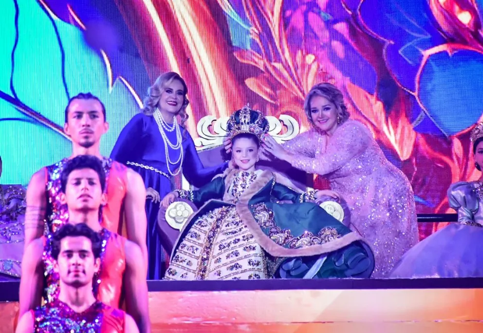 Carnaval Mazatlán 2024  María Paula I es coronada como Reina Infantil