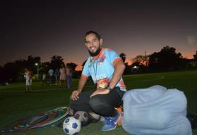 Desde hace más de tres años, Bladimir hace brillar a niños, niñas y jóvenes en el futbol en Culiacán
