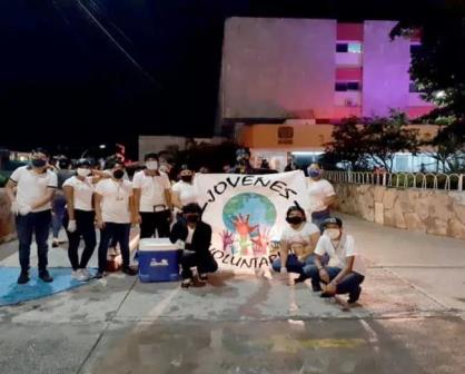 Jóvenes voluntarios de Villa Juárez reparten cena en hospitales de Culiacán